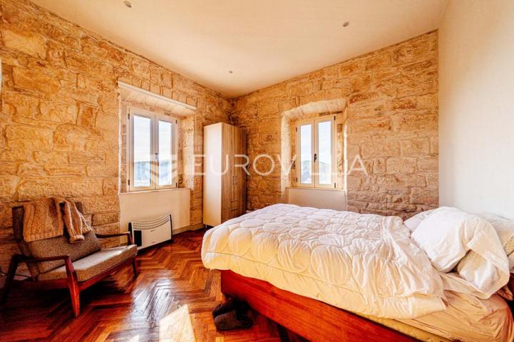 Otok Korčula, Čara, kamena kuća u centru mjesta