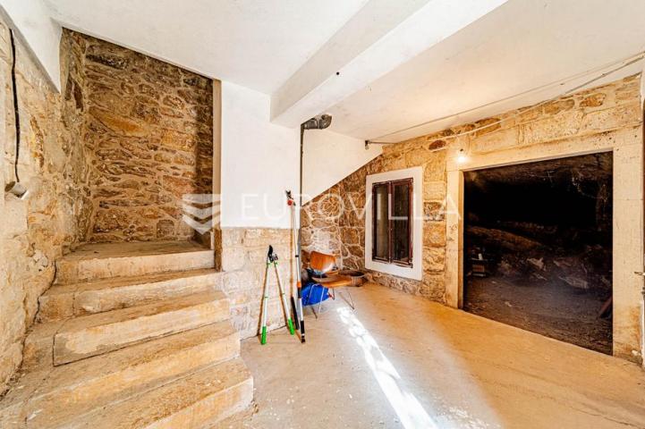 Otok Korčula, Čara, kamena kuća u centru mjesta
