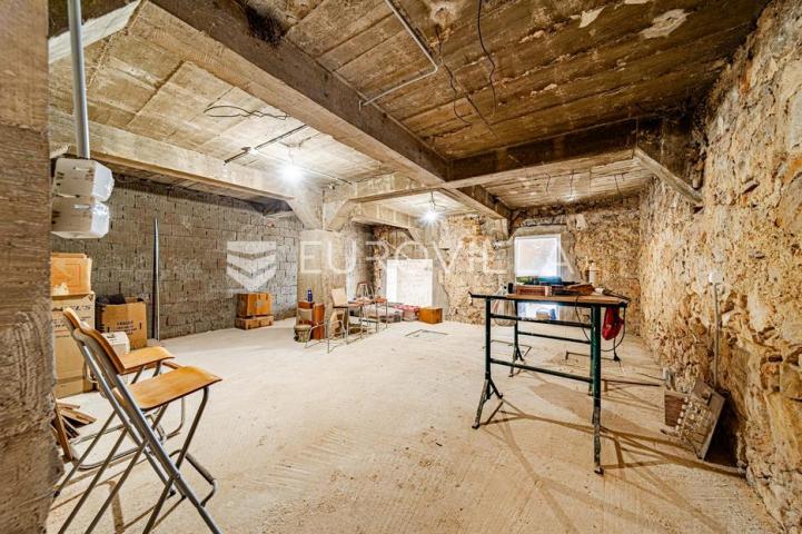 Otok Korčula, Čara, kamena kuća u centru mjesta