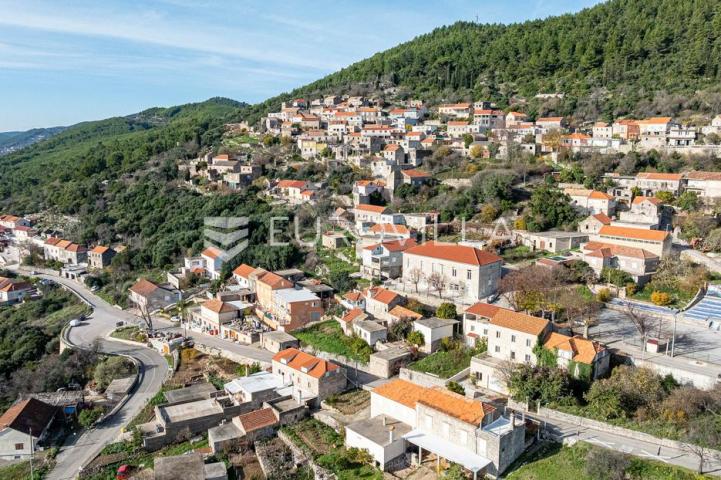 Otok Korčula, Čara, kamena kuća u centru mjesta