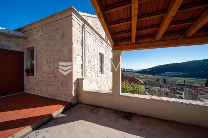 Otok Korčula, Čara, kamena kuća u centru mjesta