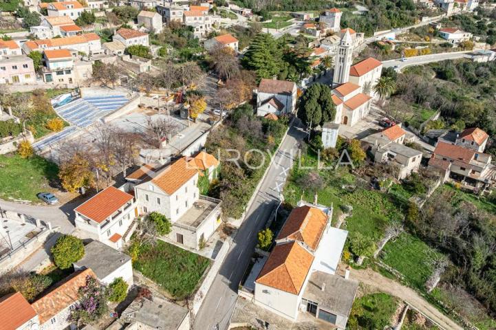Otok Korčula, Čara, kamena kuća u centru mjesta