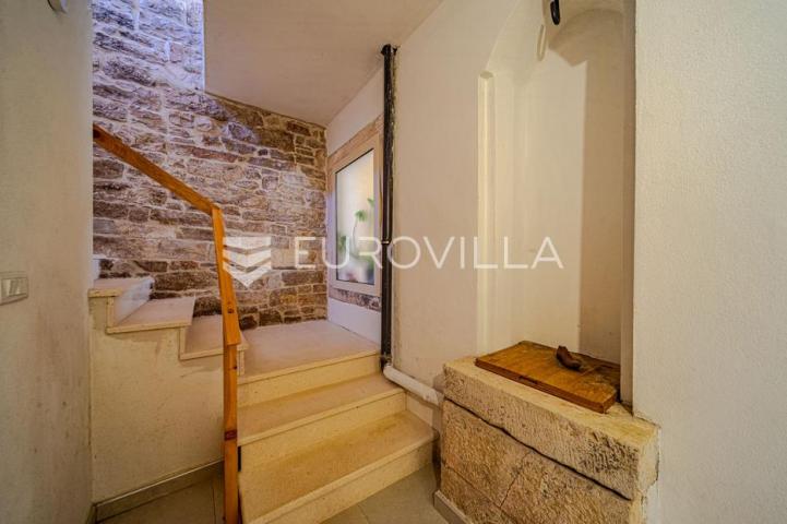 Otok Korčula, Čara, kamena kuća u centru mjesta
