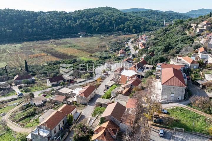 Otok Korčula, Čara, kamena kuća u centru mjesta