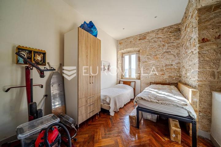Otok Korčula, Čara, kamena kuća u centru mjesta