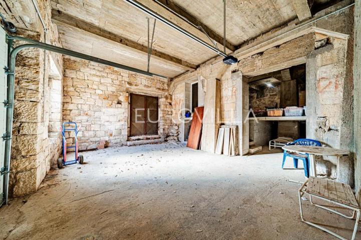 Otok Korčula, Čara, kamena kuća u centru mjesta