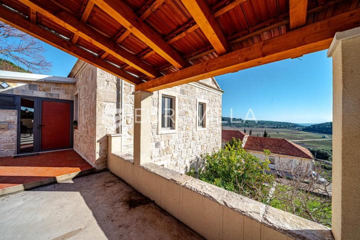 Otok Korčula, Čara, kamena kuća u centru mjesta