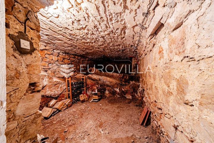 Otok Korčula, Čara, kamena kuća u centru mjesta