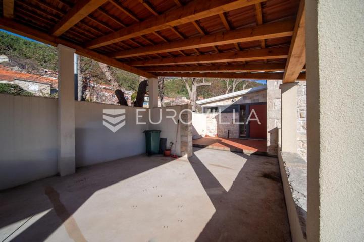 Otok Korčula, Čara, kamena kuća u centru mjesta