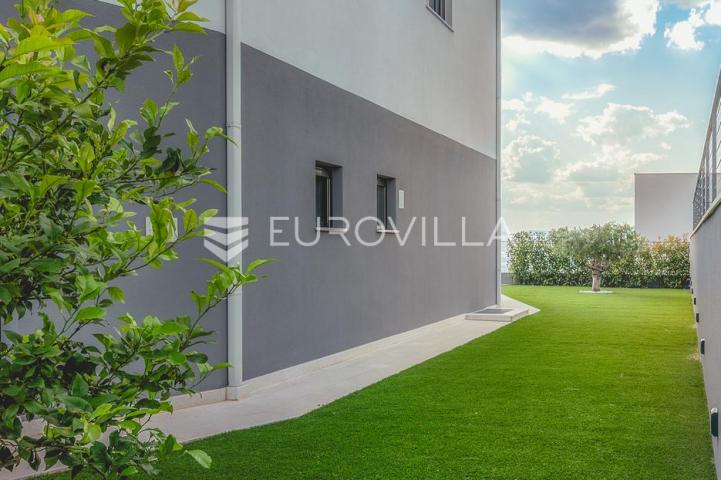 Podstrana, luksuzna vila s krovnom terasom i predivnim pogledom