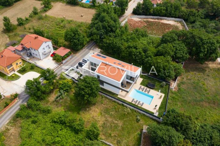 Istra, Ližnjan, arhitektonski biser s grijanim bazenom na top lokaciji