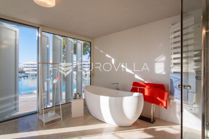 Zadar, prvi red uz more — luksuzna dizajnerska vila s rooftop terasom