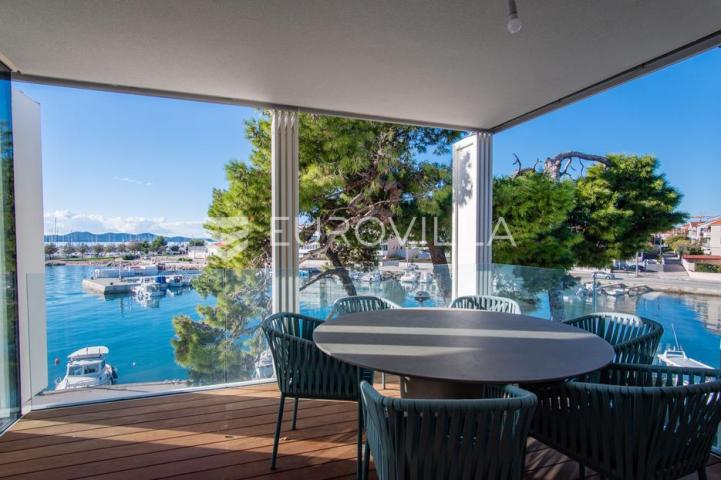 Zadar, prvi red uz more — luksuzna dizajnerska vila s rooftop terasom