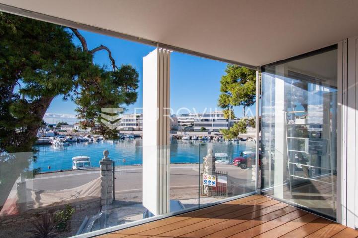 Zadar, prvi red uz more — luksuzna dizajnerska vila s rooftop terasom
