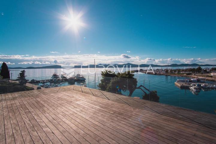 Zadar, prvi red uz more — luksuzna dizajnerska vila s rooftop terasom