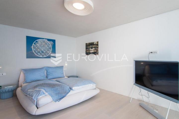 Zadar, prvi red uz more — luksuzna dizajnerska vila s rooftop terasom