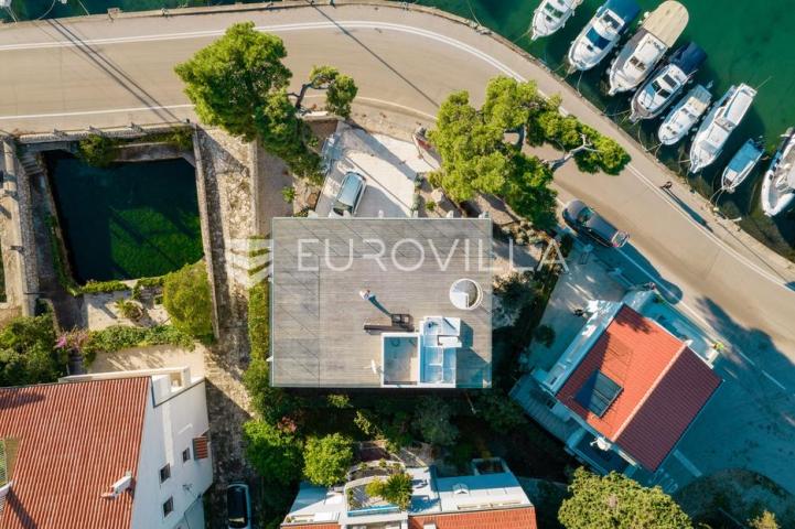 Zadar, prvi red uz more — luksuzna dizajnerska vila s rooftop terasom