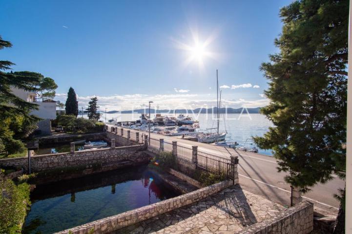 Zadar, prvi red uz more — luksuzna dizajnerska vila s rooftop terasom