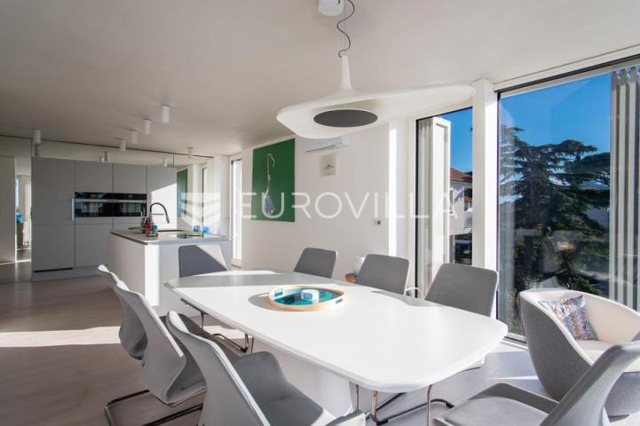 Zadar, prvi red uz more — luksuzna dizajnerska vila s rooftop terasom
