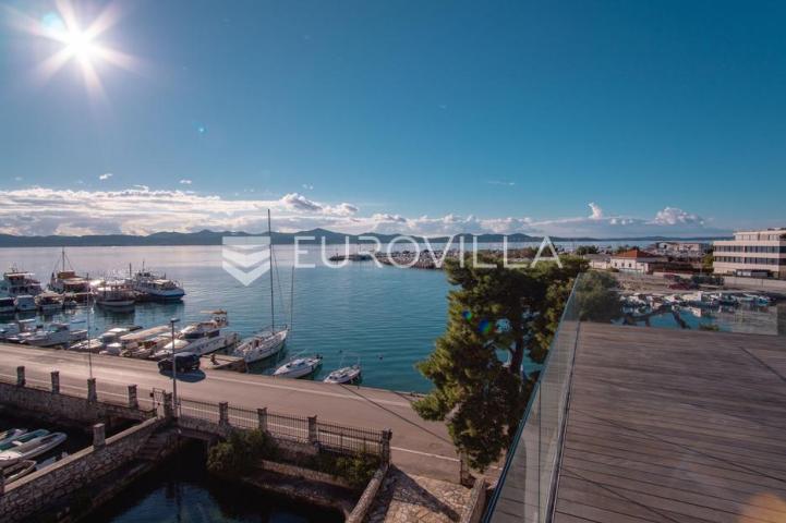 Zadar, prvi red uz more — luksuzna dizajnerska vila s rooftop terasom