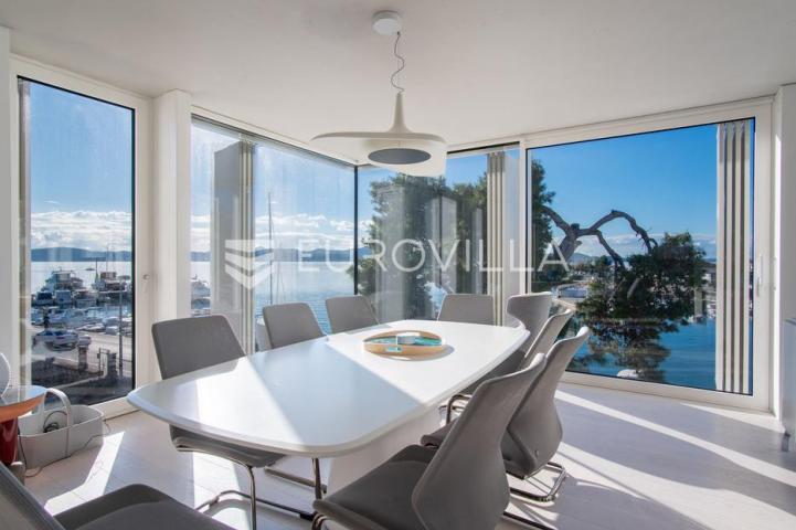 Zadar, prvi red uz more — luksuzna dizajnerska vila s rooftop terasom