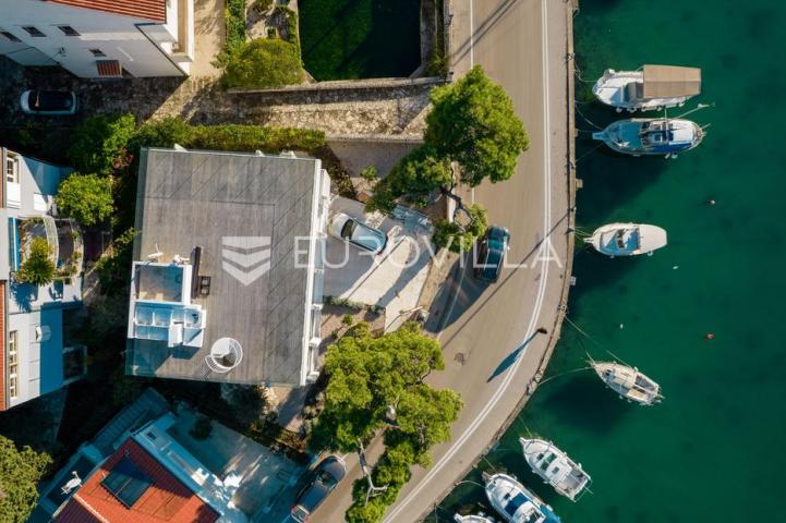 Zadar, prvi red uz more — luksuzna dizajnerska vila s rooftop terasom