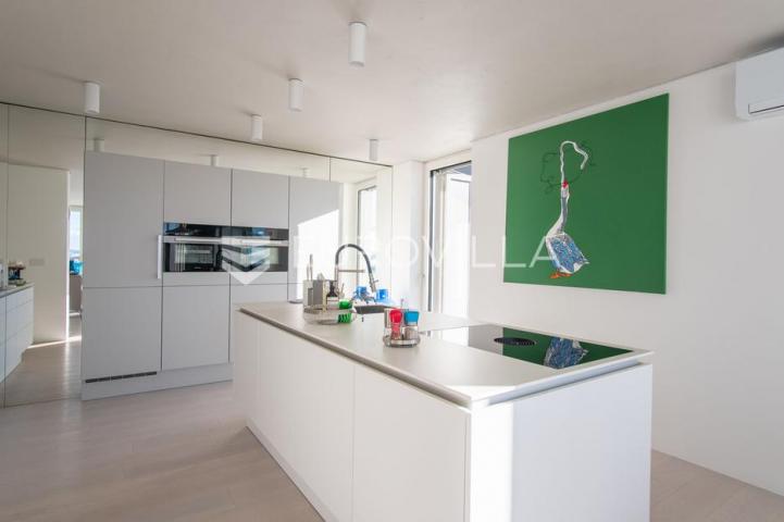 Zadar, prvi red uz more — luksuzna dizajnerska vila s rooftop terasom