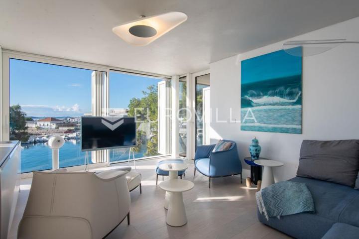 Zadar, prvi red uz more — luksuzna dizajnerska vila s rooftop terasom