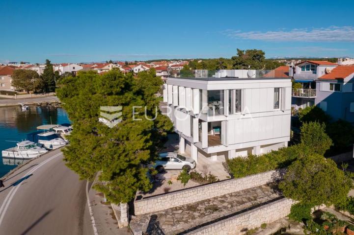 Zadar, prvi red uz more — luksuzna dizajnerska vila s rooftop terasom