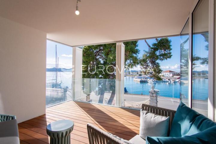 Zadar, prvi red uz more — luksuzna dizajnerska vila s rooftop terasom