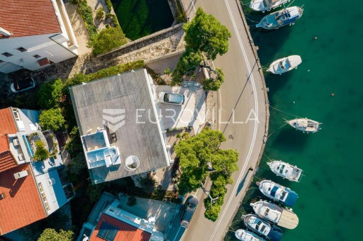 Zadar, prvi red uz more — luksuzna dizajnerska vila s rooftop terasom