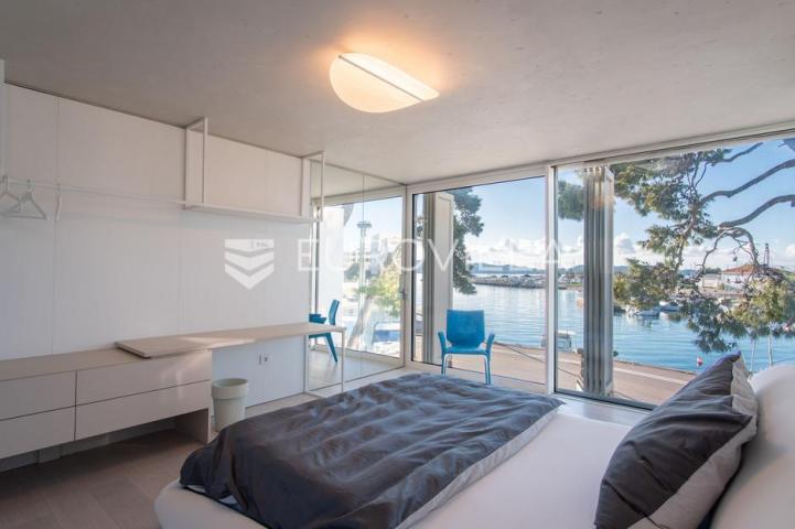Zadar, prvi red uz more — luksuzna dizajnerska vila s rooftop terasom