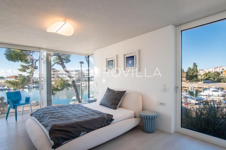 Zadar, prvi red uz more — luksuzna dizajnerska vila s rooftop terasom