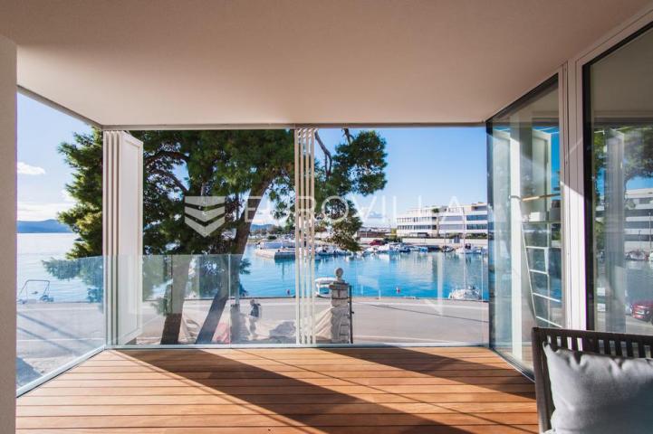 Zadar, prvi red uz more — luksuzna dizajnerska vila s rooftop terasom