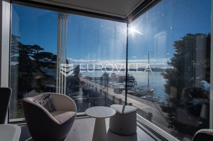 Zadar, prvi red uz more — luksuzna dizajnerska vila s rooftop terasom