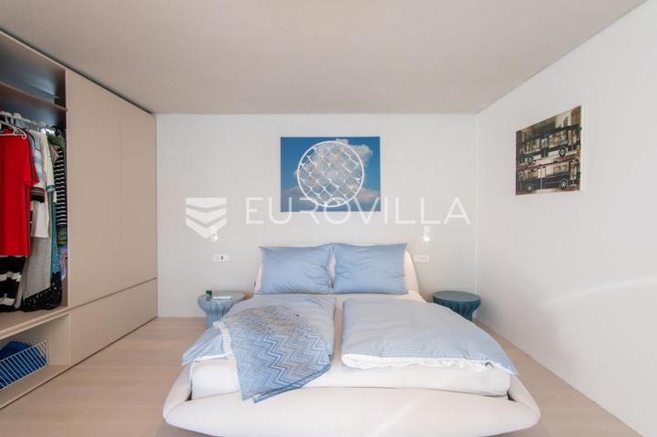 Zadar, prvi red uz more — luksuzna dizajnerska vila s rooftop terasom