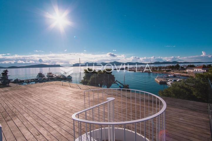 Zadar, prvi red uz more — luksuzna dizajnerska vila s rooftop terasom