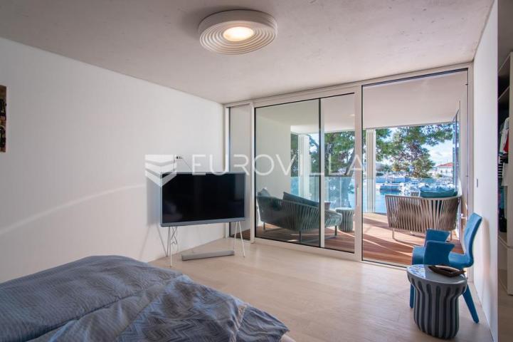 Zadar, prvi red uz more — luksuzna dizajnerska vila s rooftop terasom