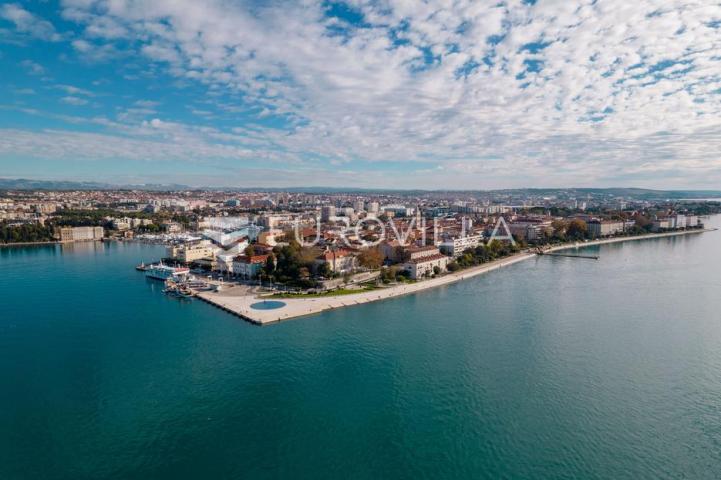 Zadar, prvi red uz more — luksuzna dizajnerska vila s rooftop terasom