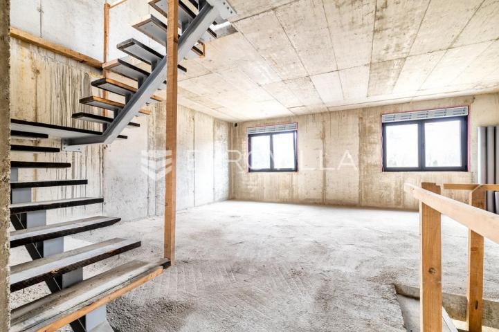 Maksimir, Barutanski jarak, dvojna roh, bau kuća površine 241 m²