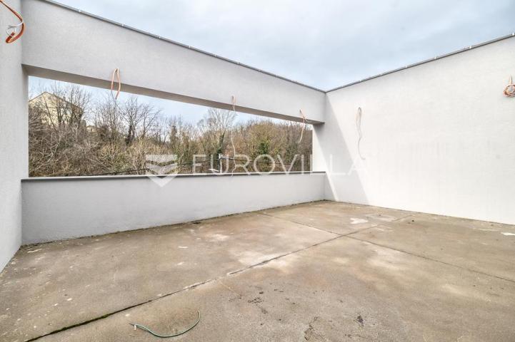 Maksimir, Barutanski jarak, dvojna roh, bau kuća površine 241 m²