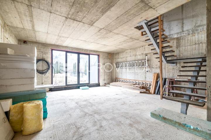 Maksimir, Barutanski jarak, dvojna roh, bau kuća površine 241 m²