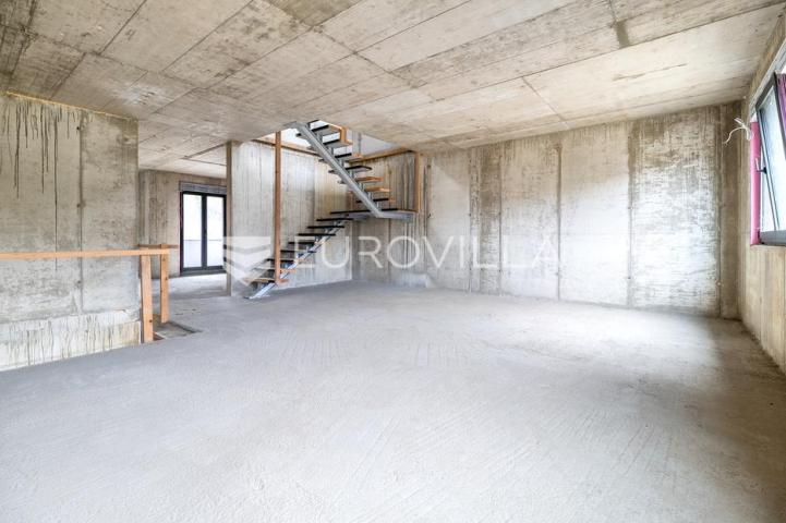 Maksimir, Barutanski jarak, dvojna roh, bau kuća površine 241 m²