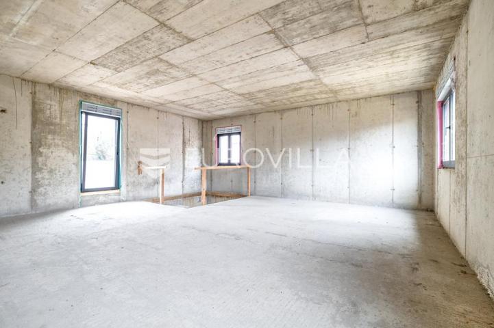 Maksimir, Barutanski jarak, dvojna roh, bau kuća površine 241 m²