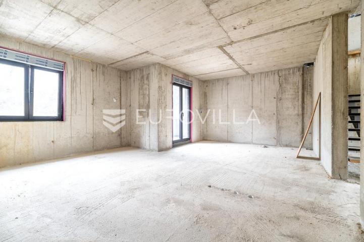 Maksimir, Barutanski jarak, dvojna roh, bau kuća površine 241 m²