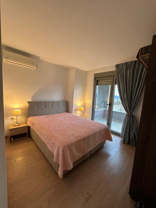 Dvosoban stan sa pogledom na more na prodaju u Tivtu, Pod Kuk