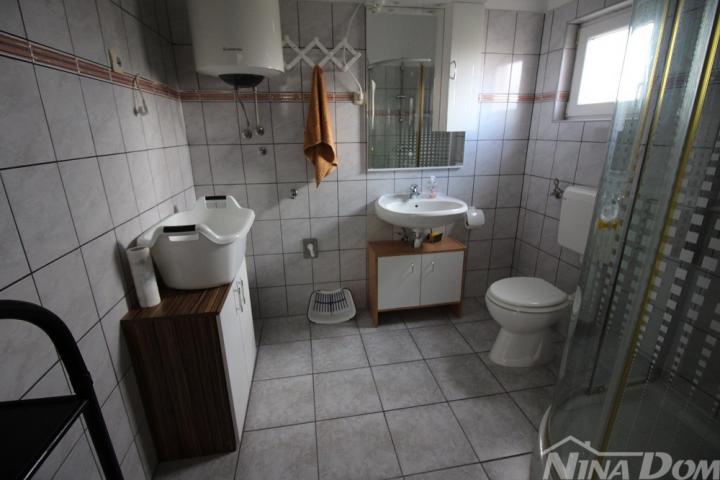 Nekretnina drugi red do mora s lijepom okućnicom
