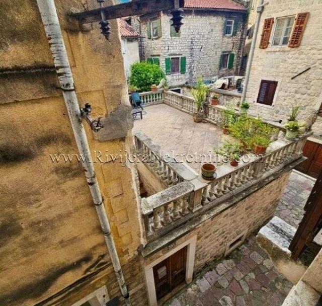 Prodaje se ekskluzivna kamena kuća u starom gradu Kotor