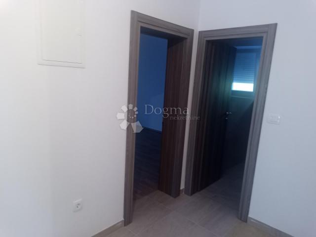  KUĆA U VODICAMA S DVA ODVOJENA STANA 256 m2