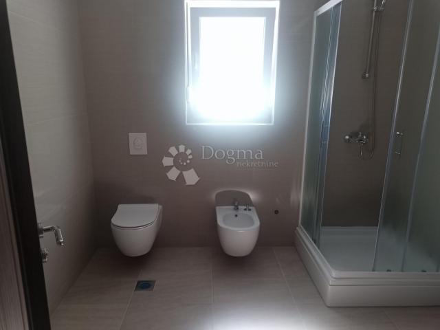  KUĆA U VODICAMA S DVA ODVOJENA STANA 256 m2